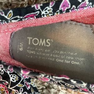 Tom’s floral print shoe
